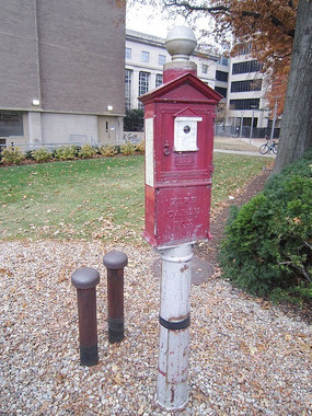 蓝色信报箱 社区角落的温暖守护者