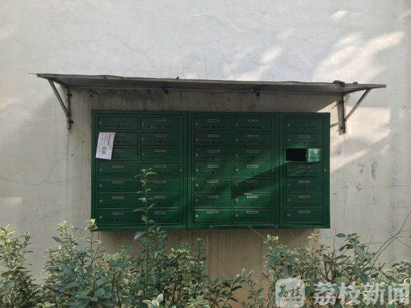 墙角的旧信报箱